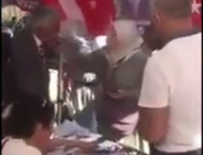 CHP'liler standı ziyaret eden başörtülü kadına hakaret etti