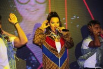 DEMET AKALIN - Demet Akalın sahneye eşofmanla çıktı