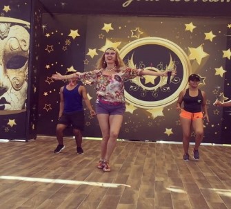 Hem sahneye çıktı hem tatil yaptı