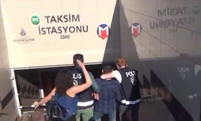 (Özeel) Taksim Metrosunda Tacizcisine Tokat Attı