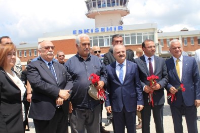 10 Bininci Yolcu Çiçekle Karşıladı