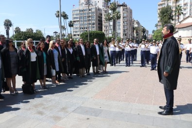 Avukatlar Atatürk Anıtına Çelenk Sundu
