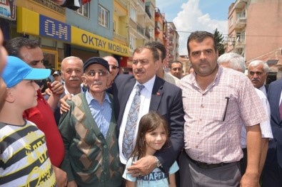 Bakan Eroğlu, Dinar'da Vatandaşlarla Bayramlaştı