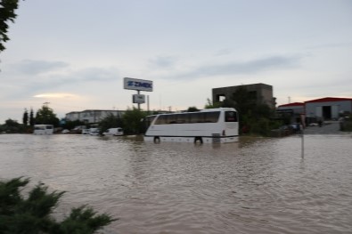 Denizli-Afyonkarahisar Karayolu Sel Nedeniyle 1,5 Saat Ulaşıma Kapandı