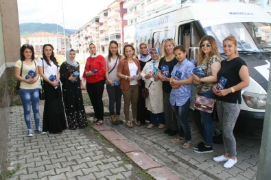 Devrek'te AK Kadınlar Kapı Kapı Dolaşarak Broşür Dağıttı