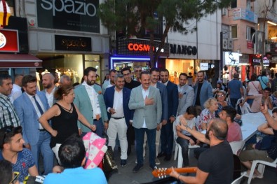 AK Parti, Karşıyaka Çarşı'yı 'İzmir Marşı' İle İnletti