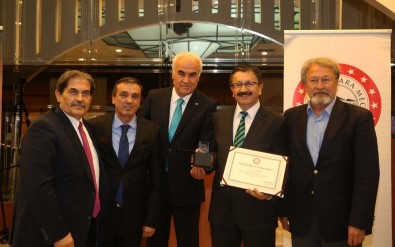 Başkan Tiryaki'ye, 'Üstün Hizmet Başarı Ödülü'