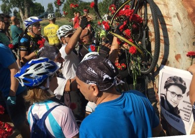 Bisikletli Gencin Kazada Öldüğü Yere Karanfil Bıraktılar