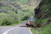 SAĞANAK YAĞMUR - Dev Kaya Karayoluna Düştü