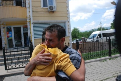 İstanbul'da Kayıp Olan 3 Çocuktan Berkay'ı Teslim Alan Babası Duygusal Anlar Yaşadı