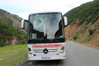 Kaya Parçası Otobüsün Camından Girip Çıktı Açıklaması 1 Yaralı