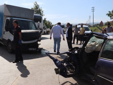 Otomobil Ve Kamyonet Kafa Kafaya Çarpıştı Açıklaması 4 Yaralı