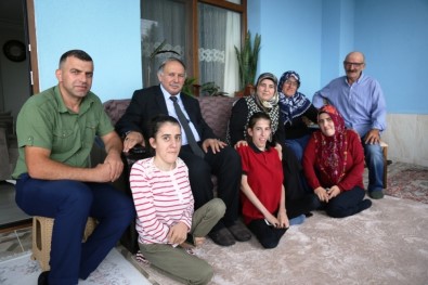 Valinin Çat Kapı Ziyaretinde Engelli Kıza İş Sözü