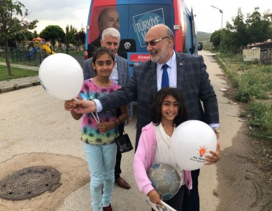 AK Parti'li Aday Yelis, Çocuklarla Bir Araya Gelerek Hediye Dağıttı