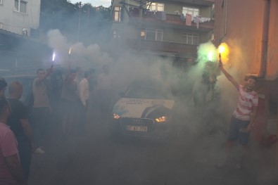AK Parti'ye Yeşil Mahalle'de Konfetili, Meşaleli Karşılama