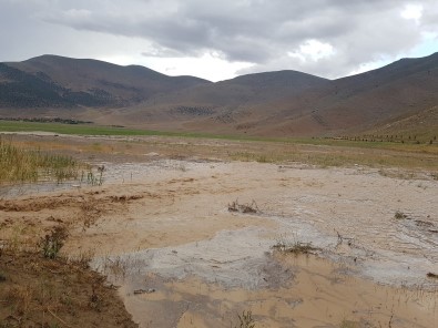 Antalya'da Şiddetli Yağmur Nohut Tarlalarını Çamur Deryasına Çevirdi