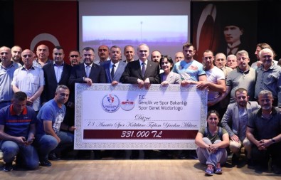 Bakan Özlü'den Amatör Spor Kulüplerine Destek