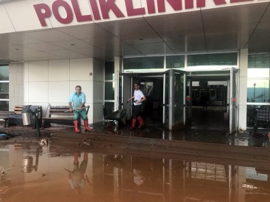 Giresun'da Sağanak Yağış Sonrası Hastaneyi Su Bastı