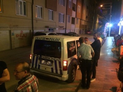 İki Aracın Arasına Sıkışan Kadın Ölümden Döndü