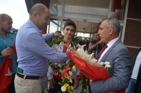 Dünya İkincisine Çiçekli Karşılama