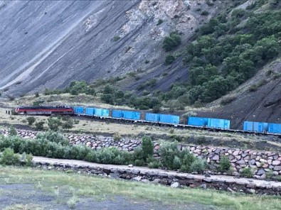Erzincan'da Heyelan Treni Raydan Çıkardı
