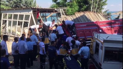 Kamyonet İş Yerinin Mescidine Girdi Açıklaması 3 Ölü 2 Yaralı