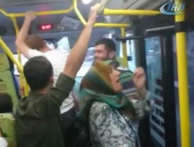 Minibüs şoförüyle yolcu tartıştı, diğer yolcular kahkahalara boğuldu