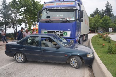 Tır İle Çarpışan Otomobil 70 Metre Sürüklendi, İçindeki 3 Kişi Yaralandı