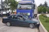 RıFAT YıLDıRıM - Tır İle Çarpışan Otomobil 70 Metre Sürüklendi, İçindeki 3 Kişi Yaralandı