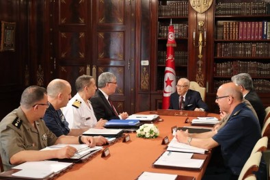 Tunus Savunma Bakanı Darbe İddialarını Yalanladı