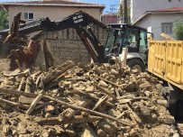 VEZIRHAN - Vezirhan'da Metruk Binalar Yıkılıyor