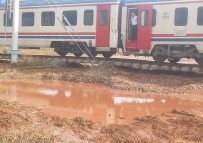YOLCU TRENİ - 300 Yolcuyu Taşıyan Tren Yolda Kaldı