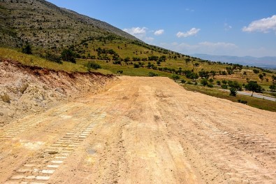 Büyükşehir Belediyesi Yol Açmaya Devam Ediyor