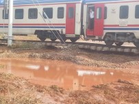 YOLCU TRENİ - Kırıkkale'de 300 Yolcuyu Taşıyan Tren Yolda Kaldı