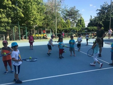 Tekirdağ'da Ücretsiz Tenis Kursları Başladı