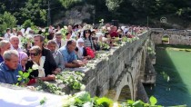 Bosna Savaşı'nda Öldürülenler İçin Drina Nehri'ne Gül Bırakıldı