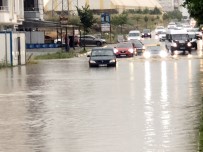 AŞIRI YAĞIŞ - Çorlu'da Sağanak Yağmur Caddeleri Göle Çevirdi