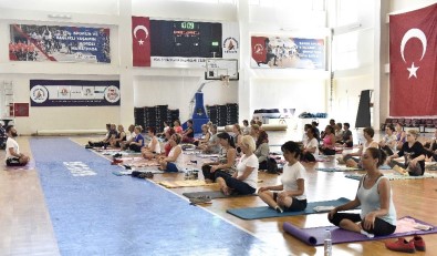 Muratpaşa'da Dünya Yoga Günü Etkinliği