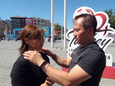 (Özel) Taksim'de Malezyalı Doktorlardan Vatandaşlara İlginç Masaj