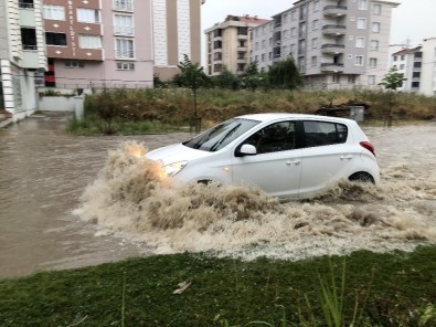 Sağanak Yağmur Caddeleri Göle Çevirdi