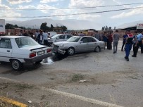 Tosya'da İki Otomobil Kafa Kafaya Çarpıştı