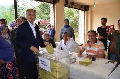 AK Parti Giresun Milletvekilleri Cemal Öztürk Ve Sabri Öztürk Oylarını Kullandı