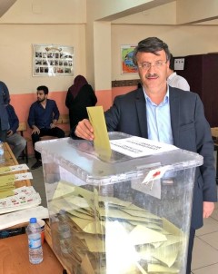 AK Parti Van İl Başkanı Türkmenoğlu Oyunu Kullandı