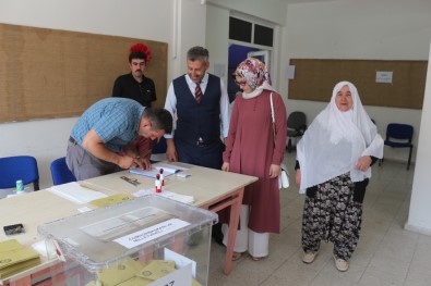 Başkan Güler, Annesi Ve Eşiyle Birlikte Oy Kullandı
