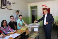 SEÇİM SÜRECİ - Belediye Başkanı Tutal, Oyunu Kullandı