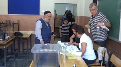 Bursalılar Oy Kullanmaya Başladı