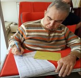 DENİZ BAYKAL - Deniz Baykal seyyar sandıkta oy kullandı