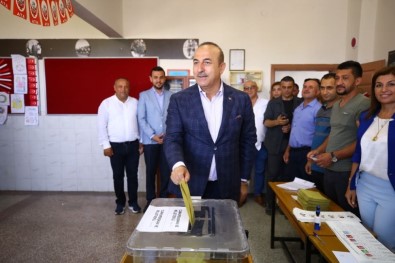 Dışişleri Bakanı Çavuşoğlu Oyunu Memleketi Antalya'da Kullandı