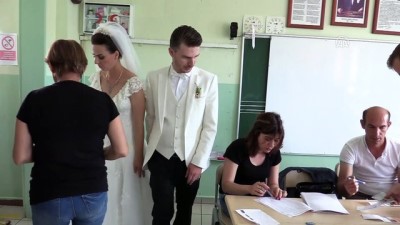 Gelinlik Ve Damatlıkla Sandık Başına Geldiler