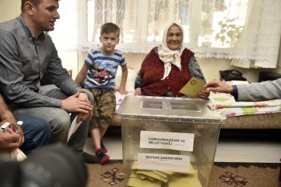 Gümüşhane'de Seyyar Sandıkta 38 Kişi Oy Kullandı